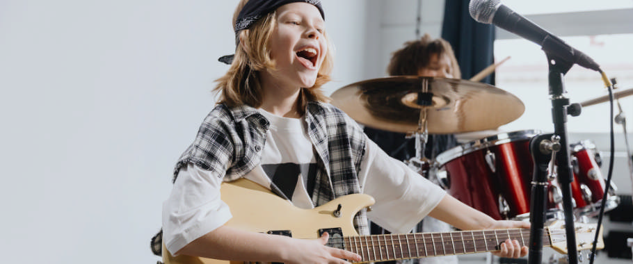 Billede af 3 børn der spiller musik Billede af 3 børn der spiller musik